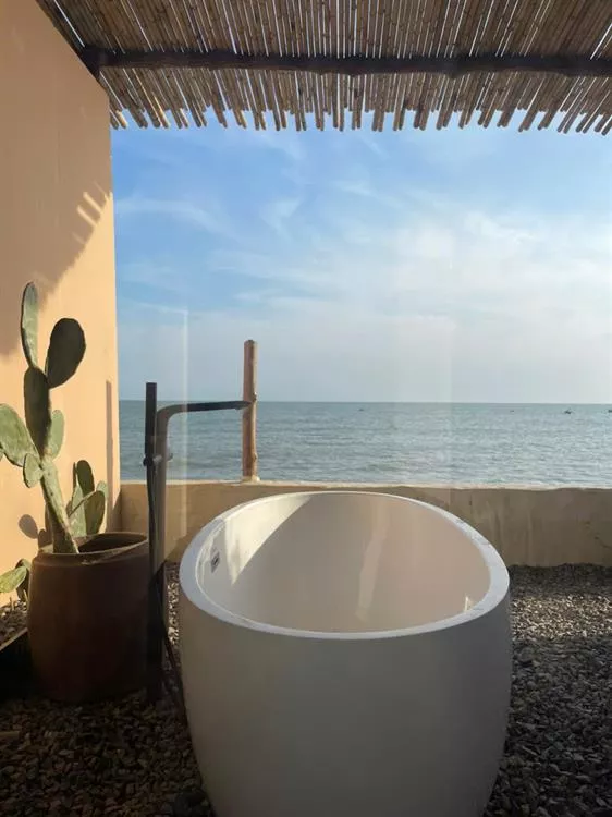 Deluxe Seaview with Bathtubs - King size bed