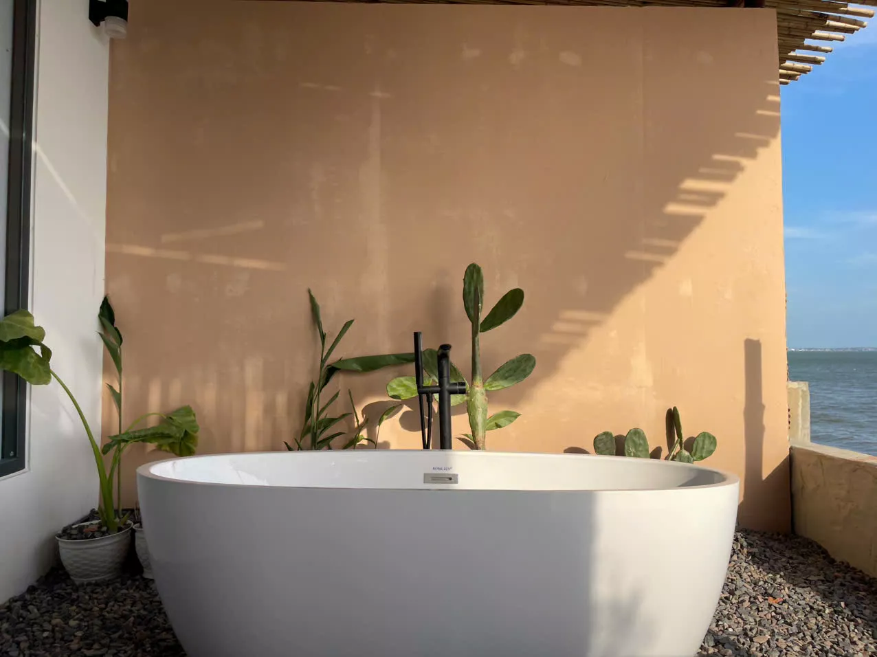 Deluxe Seaview with Bathtubs - King size bed